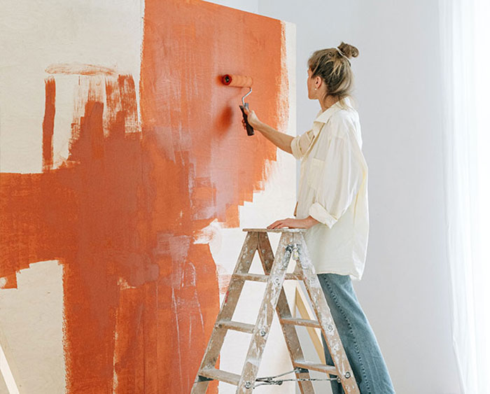 Les travaux du bâtiment en intérieur incluent la rénovation, la déconstruction, la peinture et la pose de revêtement.